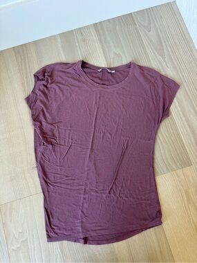 Athleta asymmetrical Short Sleeve Crew Tee in Burgundy Plum